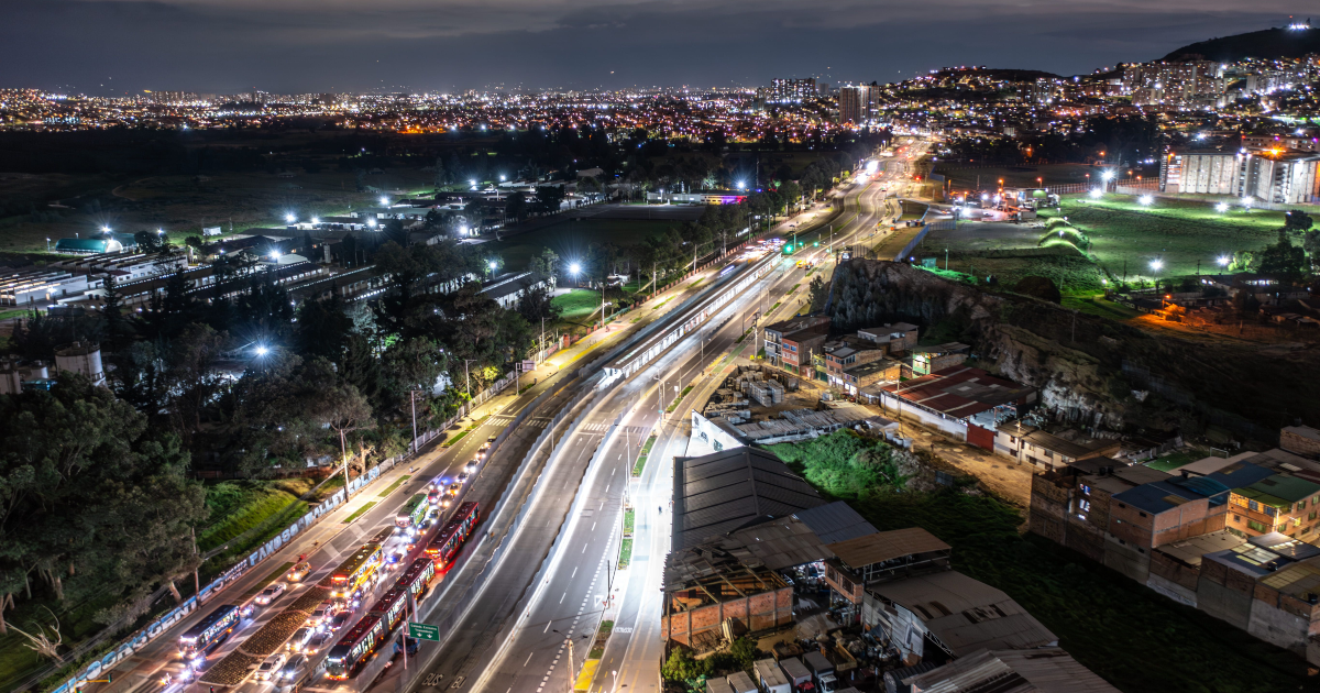 Imagen panorámica de una avenida de Bogotá en la noche