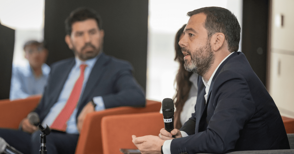 Imagen del alcalde Galán hablando en el panel de percepción sobre Bogotá