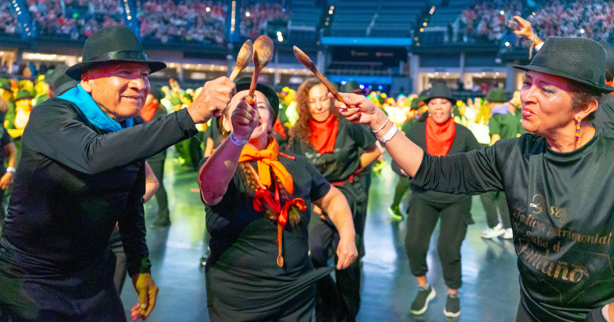 Imagen de personas mayores bailando y alzando una cuchara