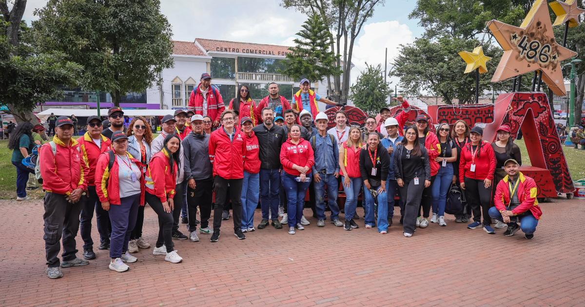 Imagen de funcionarios, del alcalde Galán y de la comunidad después de la jornada