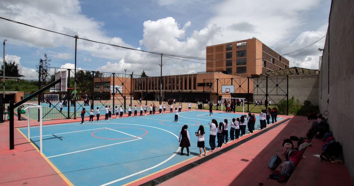 Foto que muestra estudiantes reunidos en el patio de un colegio