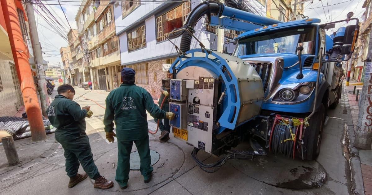 Foto de operadores de la Acueducto de Bogotá realizando verificaciones de redes del alcantarillado.