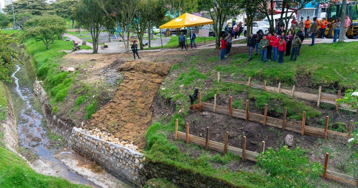Foto del alcalde Carlos Fernando Galán durante la entrega de las obras mitigación en barrio Los Laches.