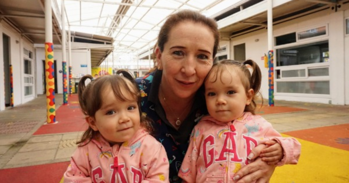 Imagen de una profesora con dos niñas