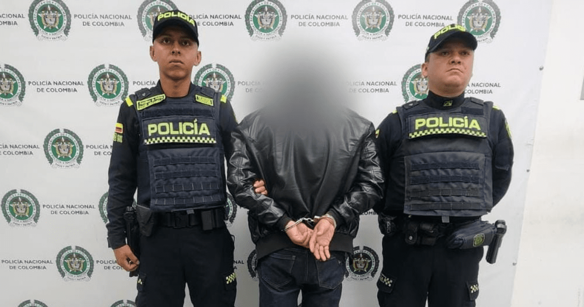 Imagen del capturado junto a dos policías