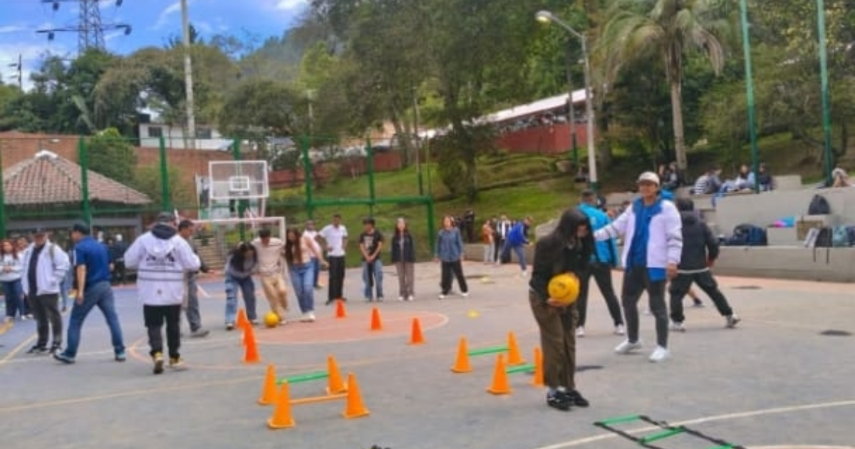 Imagen de personas jugando en un parque