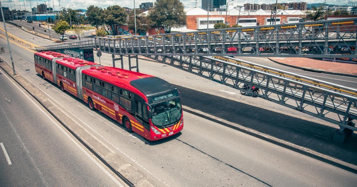 Foto de un bus de TransMilenio en una vía de Bogotá