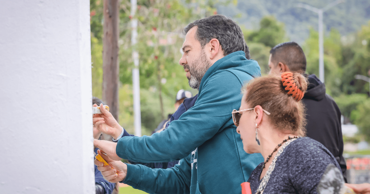 Imagen del alcalde Carlos Fernando Galán pintando un puente