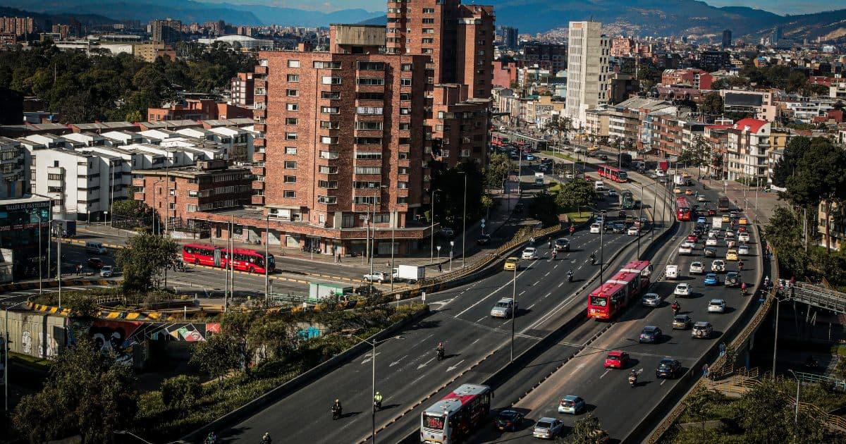 Foto donde se ven varios carros en Bogotá