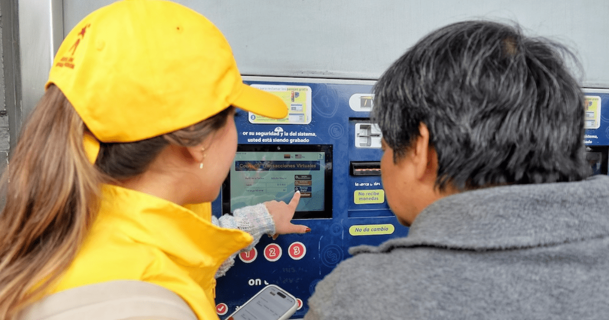 Imagen de una operaria ayudando a un usuario de TransMilenio