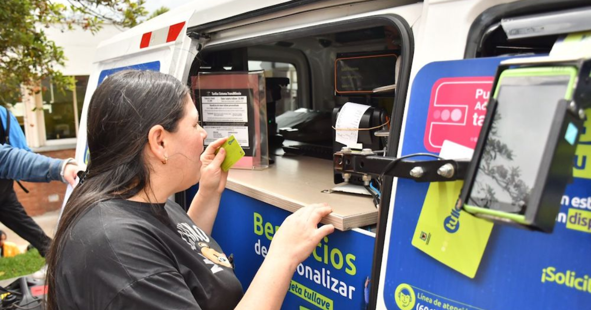 Imagen de una mujer recargando la tarjeta TuLlave