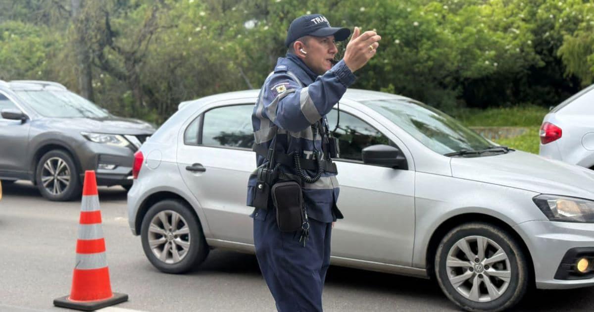 Foto de un agente de tránsito en una vía de Bogotá