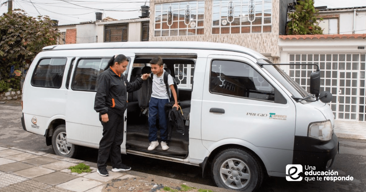 Imagen de un niño saliendo de una ruta escolar