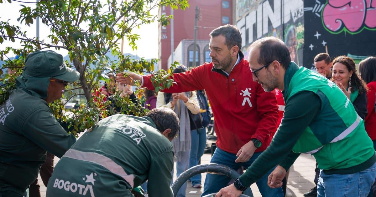 Foto del alcalde Carlos Fernando Galán durante su participación en la recuperación de un punto crítico. 