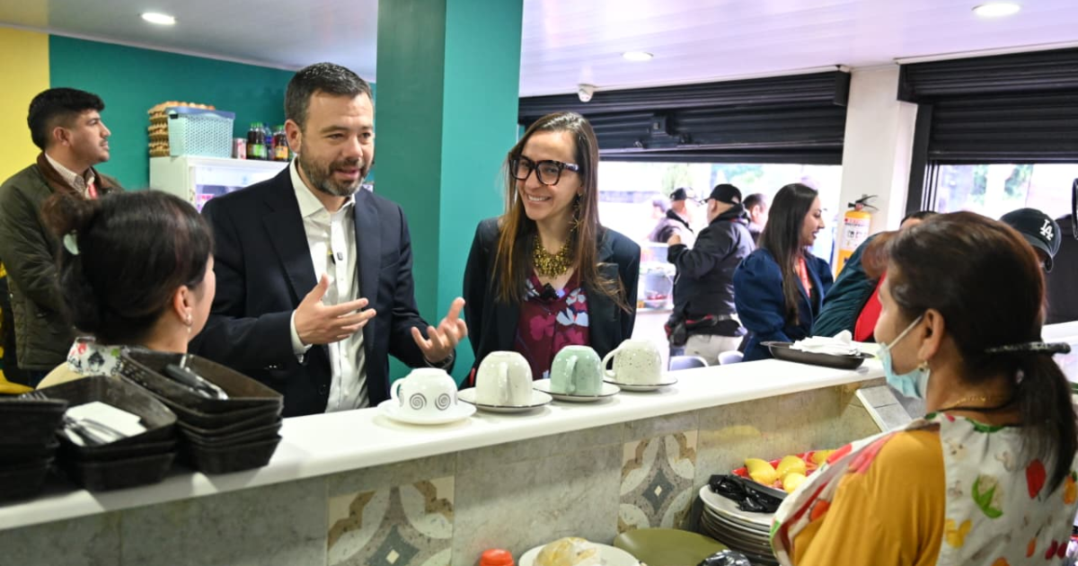 Imagen de Carlos Fernando Galán en un restaurante
