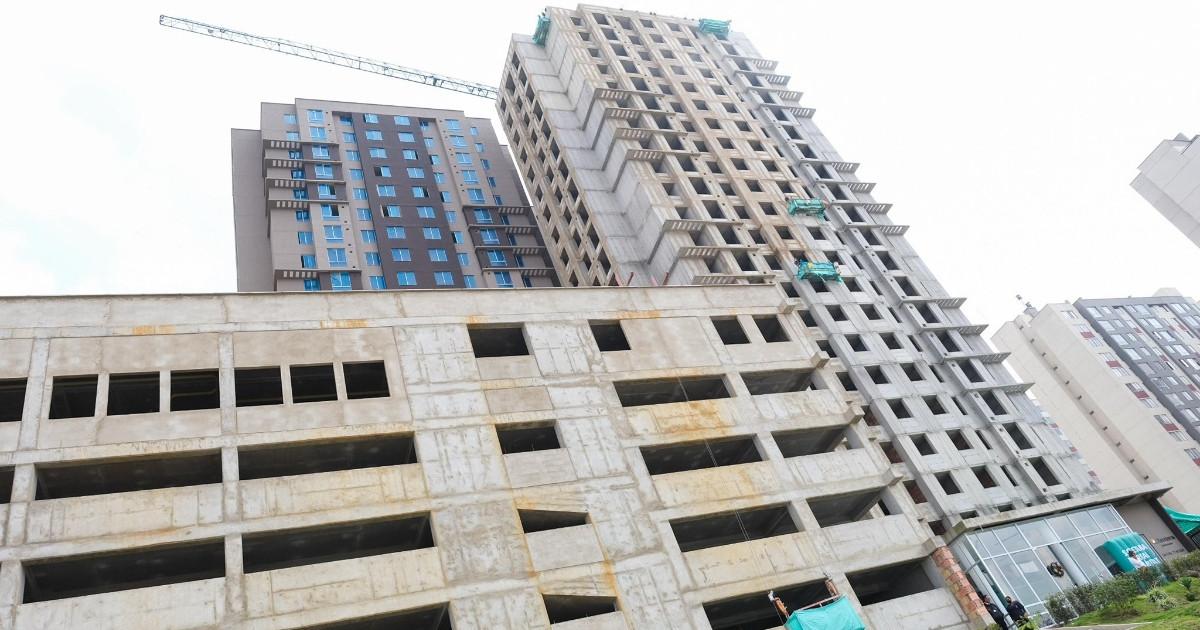 Foto que muestra edificios en construcción 