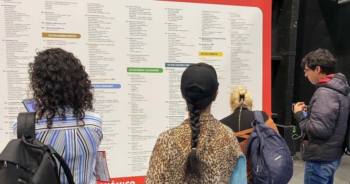 Foto de bogotanos y bogotanas accediendo a la sede de la Agencia Distrital de Empleo en Bogotá.