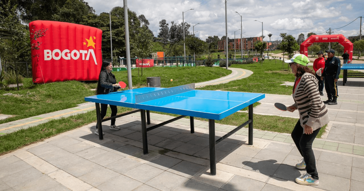 Imagen de dos mujeres jugando ping pong