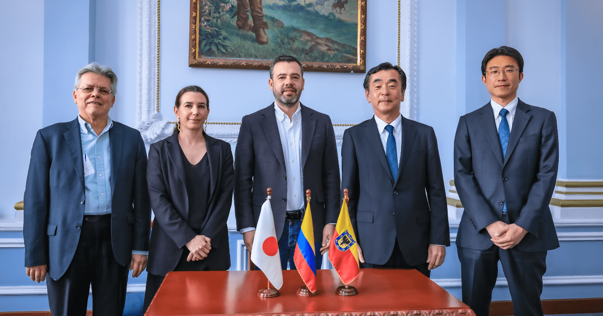 Imagen del alcalde Galán junto a representantes de Japón