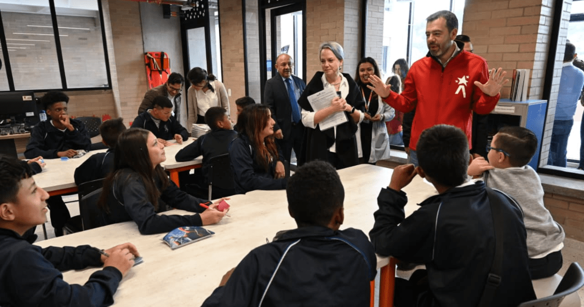 Imagen del alcalde Galán hablando con niños y niñas del colegio