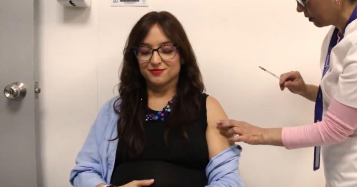Mujer gestante poniéndose la vacuna 