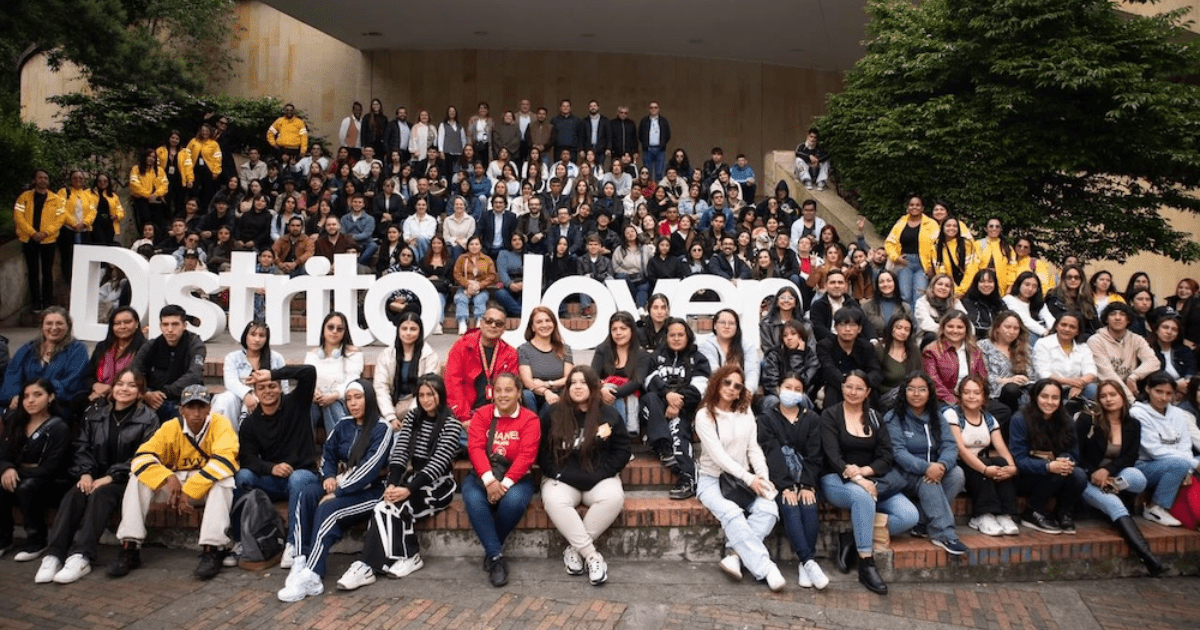 Imagen de varios jóvenes y funcionarios en la entrada del Planetario de Bogotá