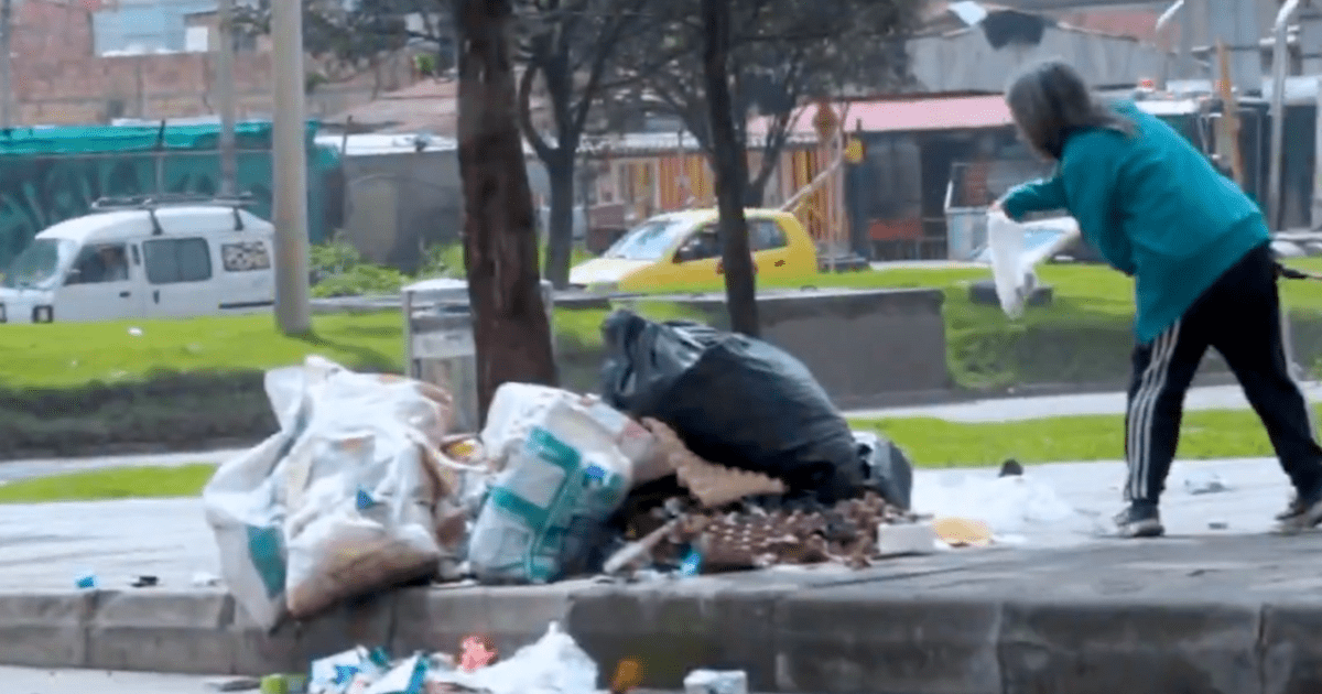 Imagen de basuras en anden de la ciudad de Bogotá