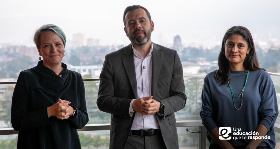 Foto que muestra a Isabel Segovia, al alcalde de Bogotá Carlos Fernando Galán y Julia Rubiano. 