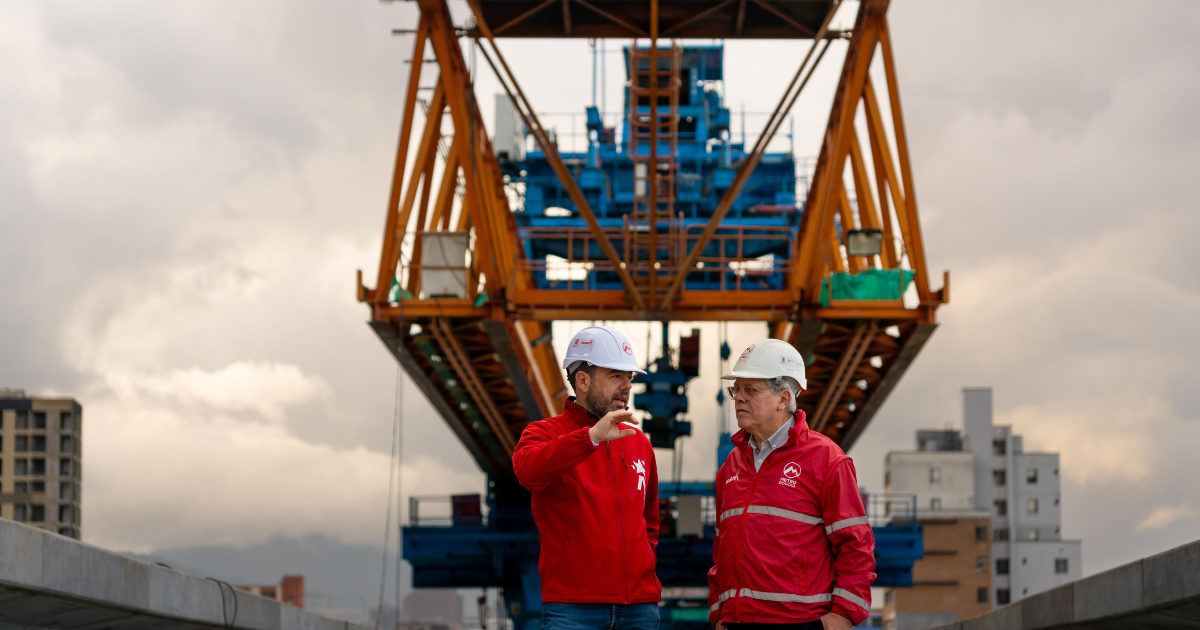Imagen del alcalde Carlos Fernando Galán con el gerente del Metro en el viaducto de la obra