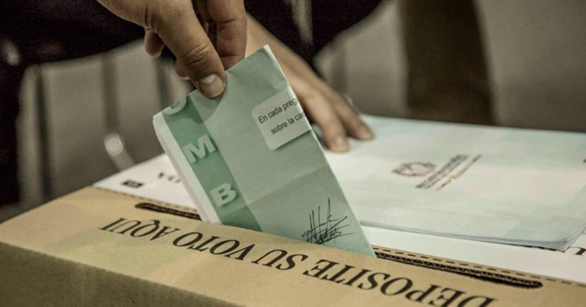 Ciudadano depositando su voto en una urna