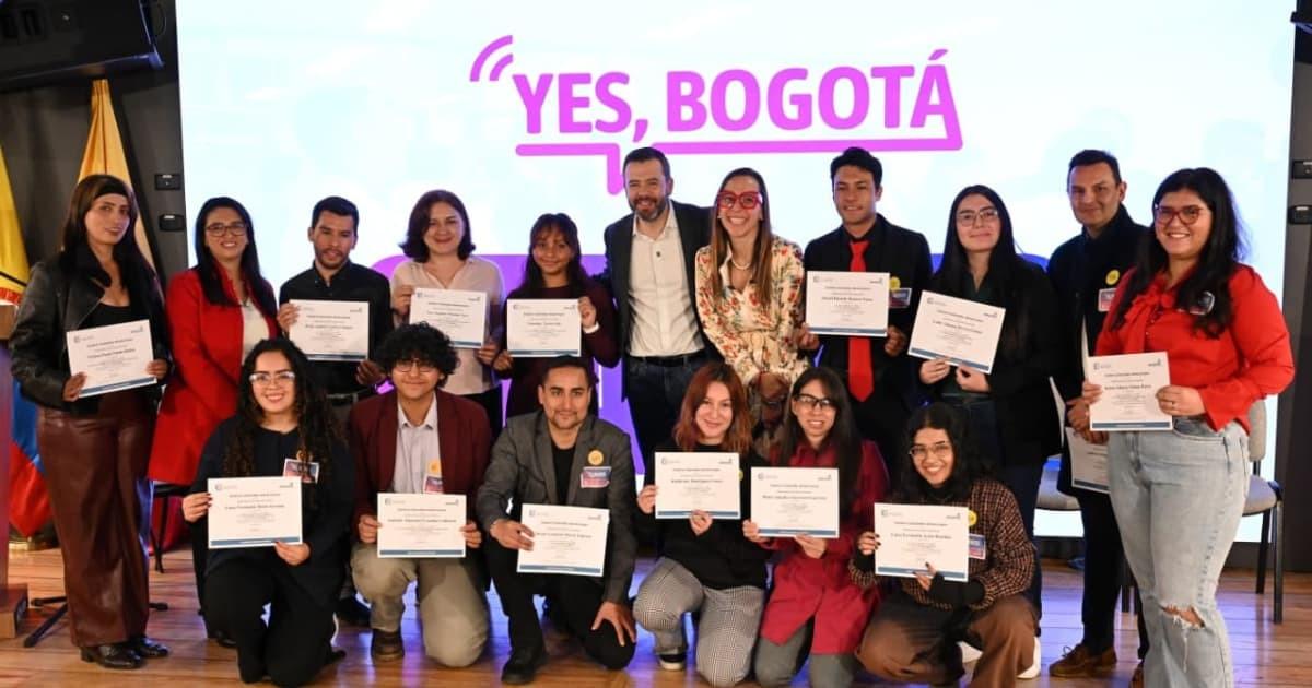 Foto del alcalde Carlos Fernando Galán junto a graduados del programa 'Yes, Bogotá'.