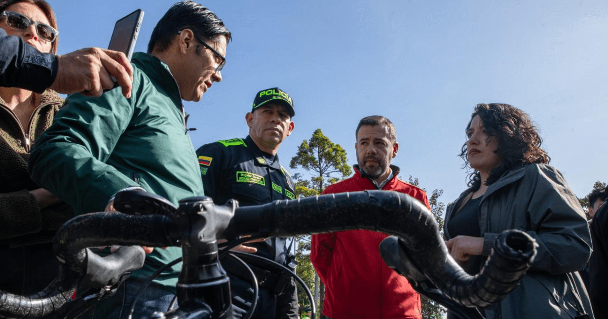 Imagen del alcalde Galán junto a un policía y el secretario de seguridad