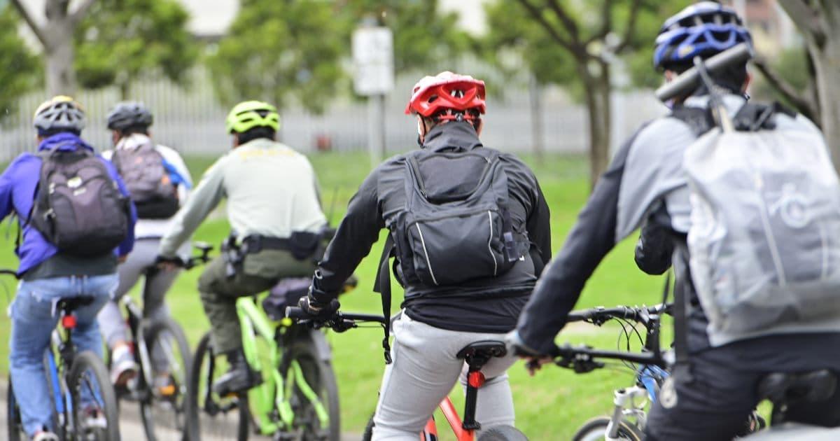 Foto de personas montando bicicleta