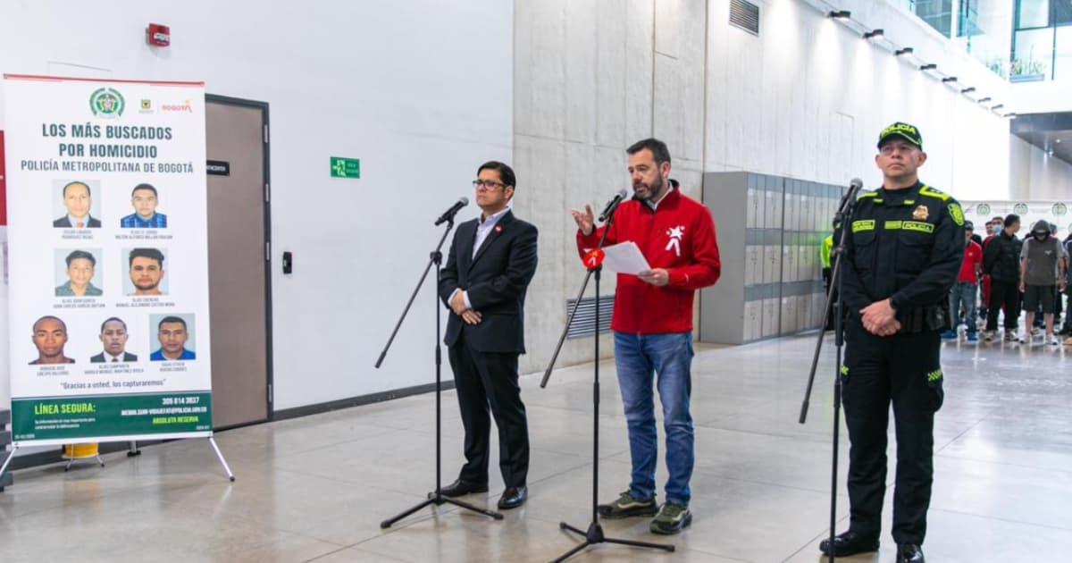 Foto del alcalde Carlos Fernando Galán durante la rueda de prensa en el comando de la Policía de Bogotá.