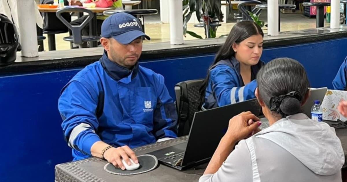 Foto de vendedores informales y comerciantes de Plazas Distritales de Mercado en procesos de inscripción de cursos.