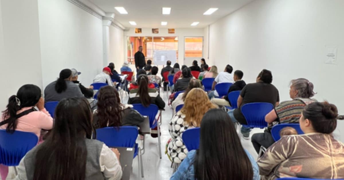 Foto de vendedores y vendedoras informales en procesos de formación con los cursos gratis del IPES.