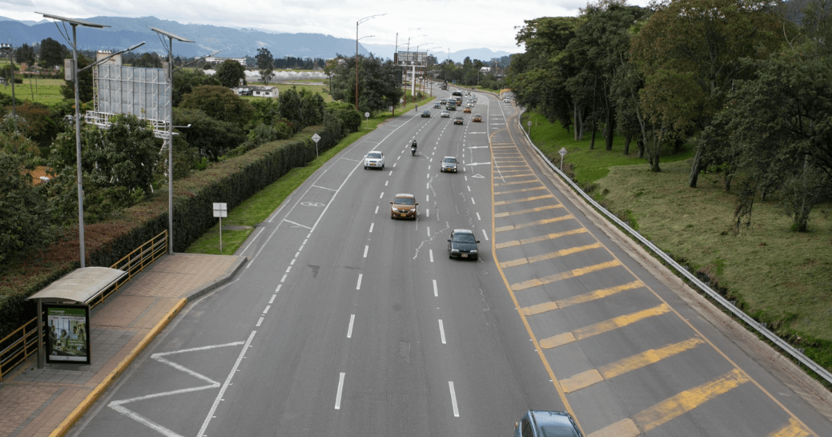 Foto que muestra vehículos andando por las calles