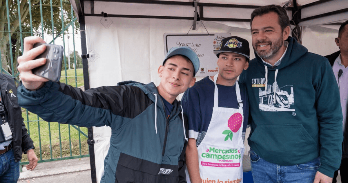 Imagen del alcalde Galán tomándose una selfie con dos emprendedores