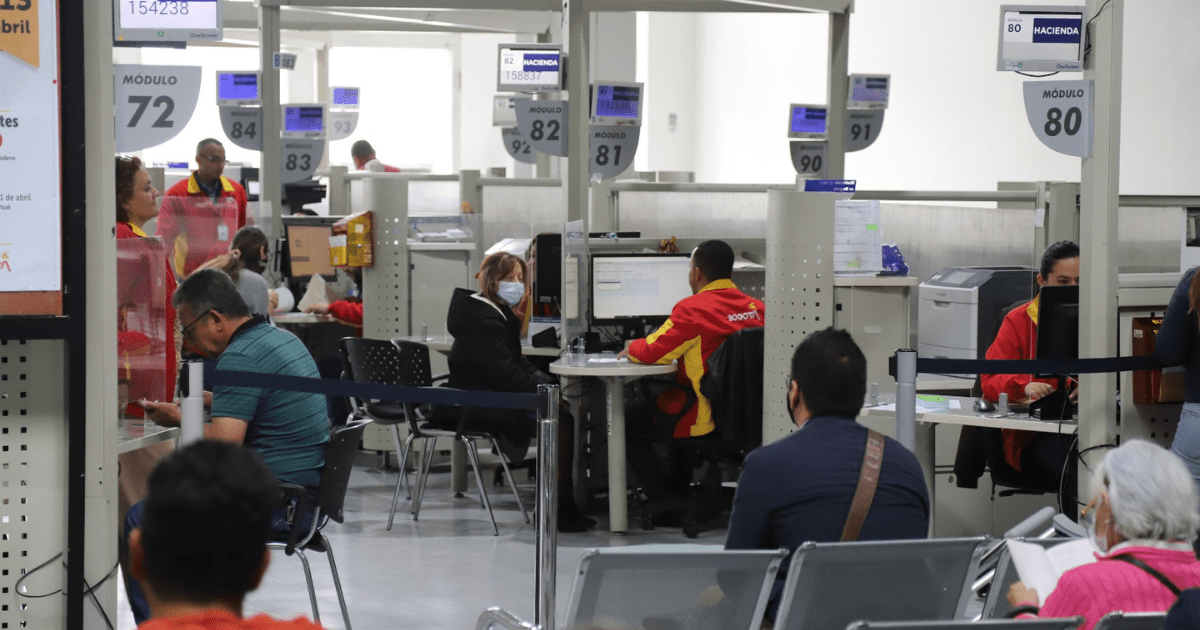 Foto de un funcionario ayudando a un ciudadano