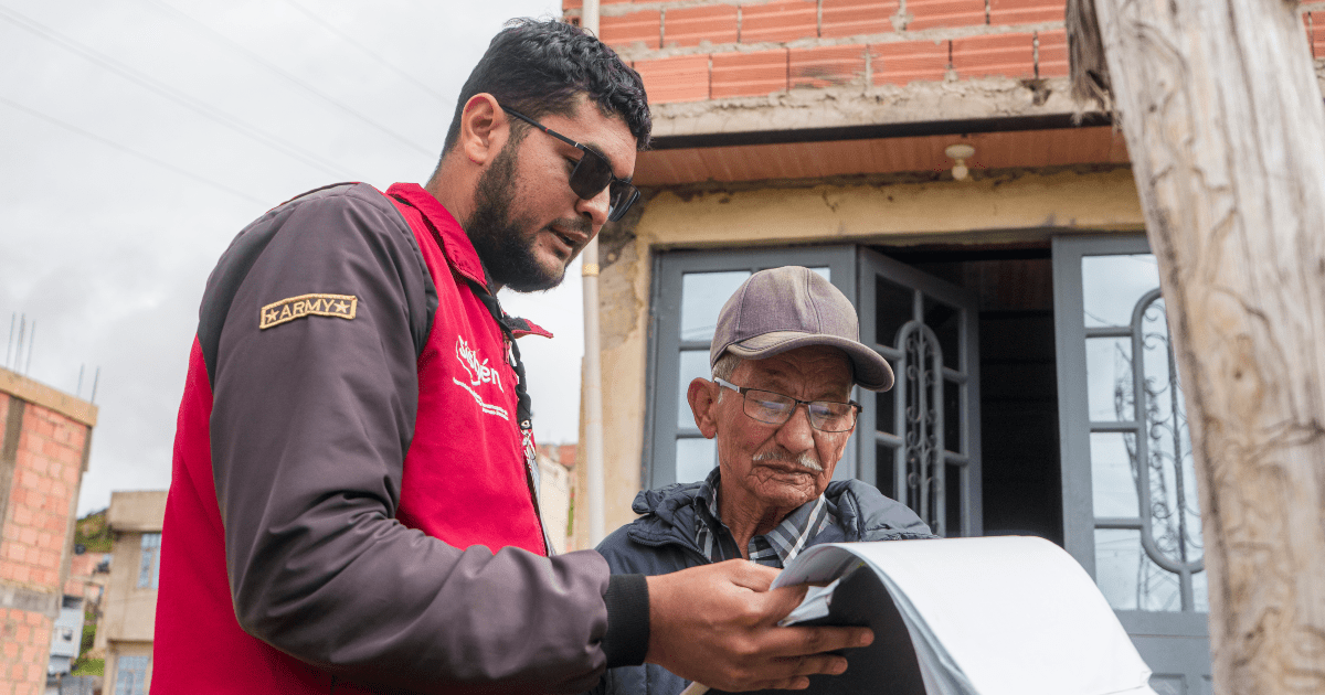 Imagen de un encuestador con una persona mayor