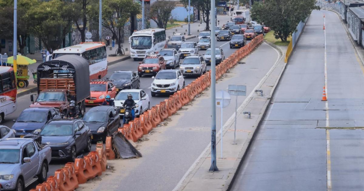 Vehículos andando por las calles 