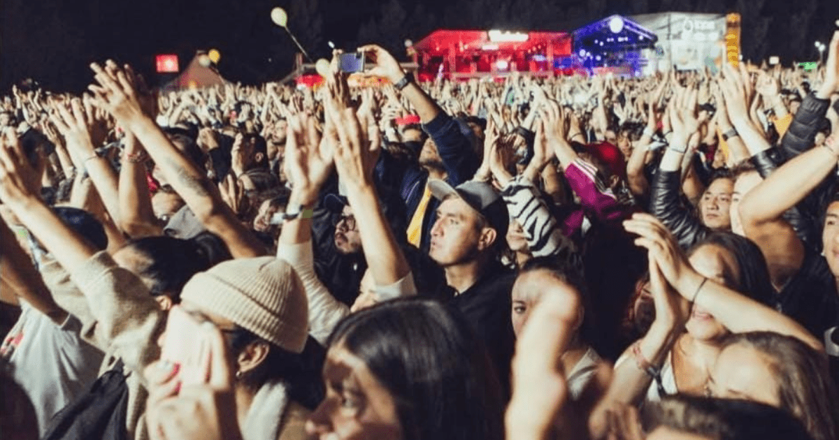 Imagen de personas disfrutando de un concierto