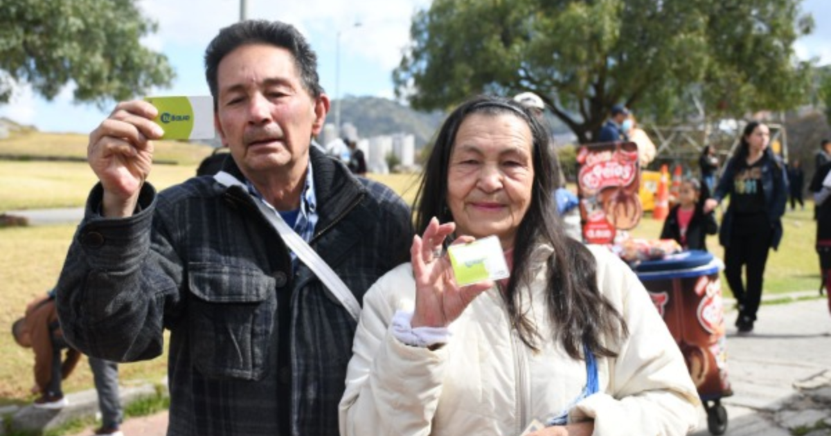 Imagen de dos personas mayores mostrando la Tarjeta Tu Llave