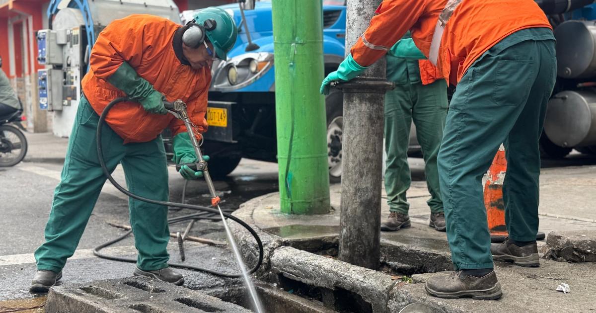 Foto que muestra trabajadores del Acueducto de Bogotá 