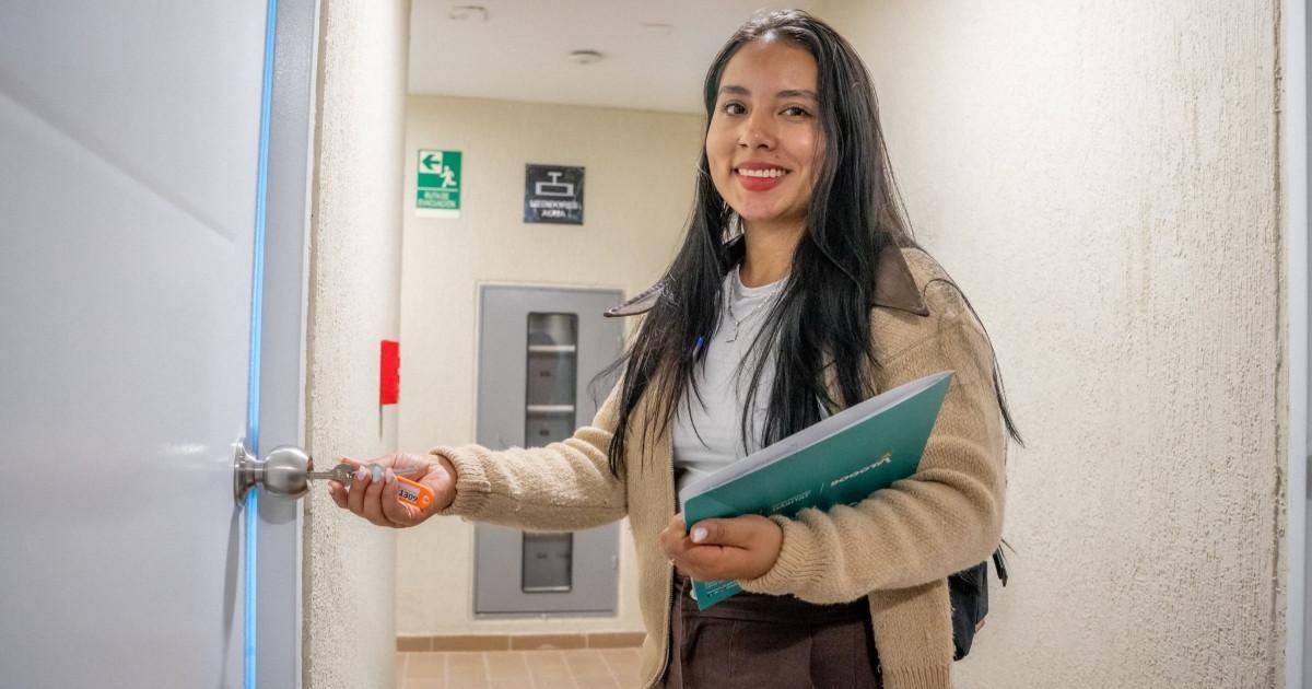 una mujer abriendo la puerta de un apartamento