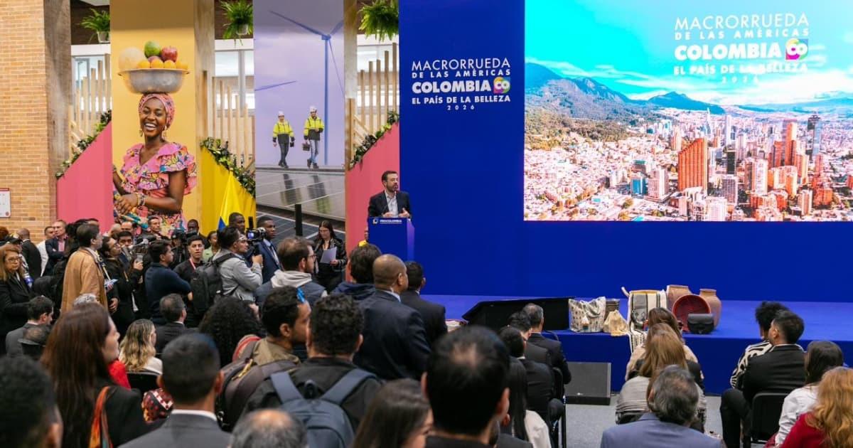 Foto de la apertura de la Macrorrueda de las Américas en Bogotá con asistencia del alcalde Carlos Fernando Galán.