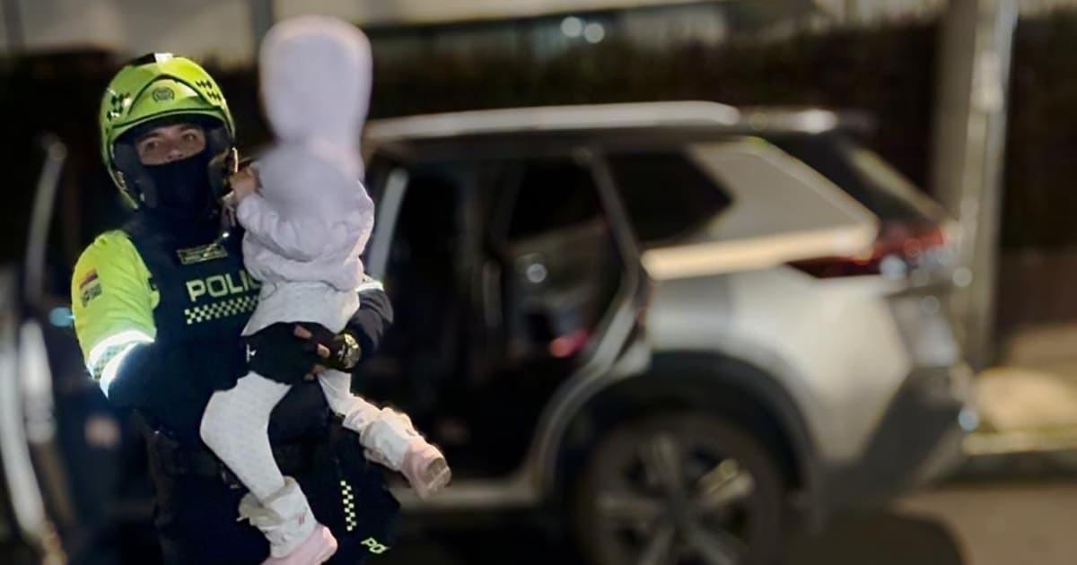 Foto de un policía junto a la niña rescatada en Bogotá.