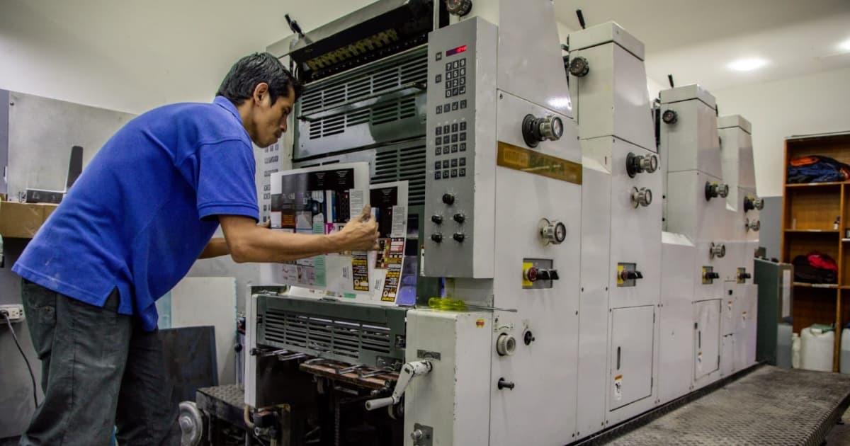 Foto de un comerciante en su negocio de impresión digital en Bogotá.