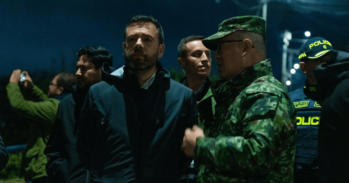 Imagen del alcalde Galán junto a un policía