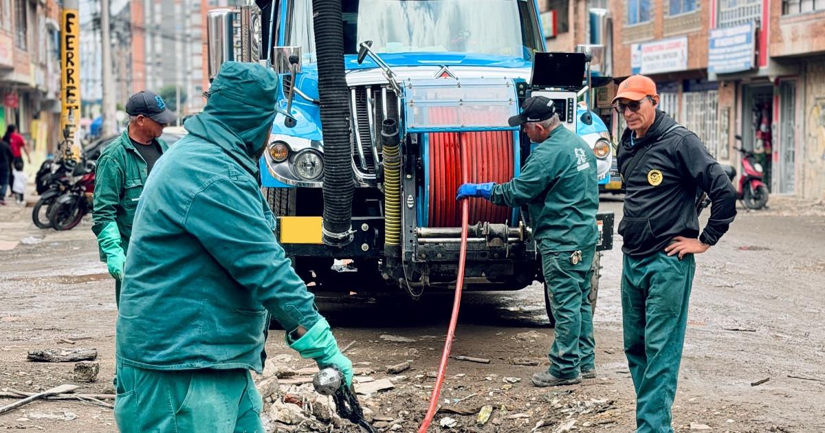 Foto que muestra trabajadores del Acueducto de Bogotá